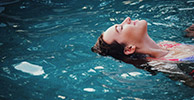 Oben-ohne-Schwimmen