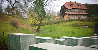 Mahnmal-Aktion vor Höckes Haus