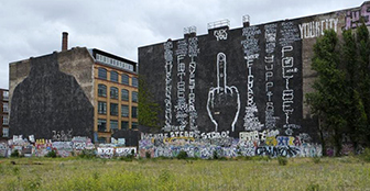 Ein Stinkefinger ziert jetzt die Berliner Cuvry-Brache