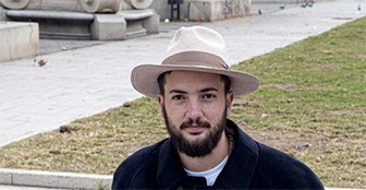 El joven que regala conversaciones en plena calle